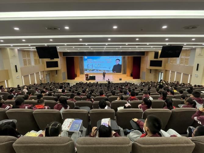【相长·大师进课堂】《为孩子的童年点一盏灯》
