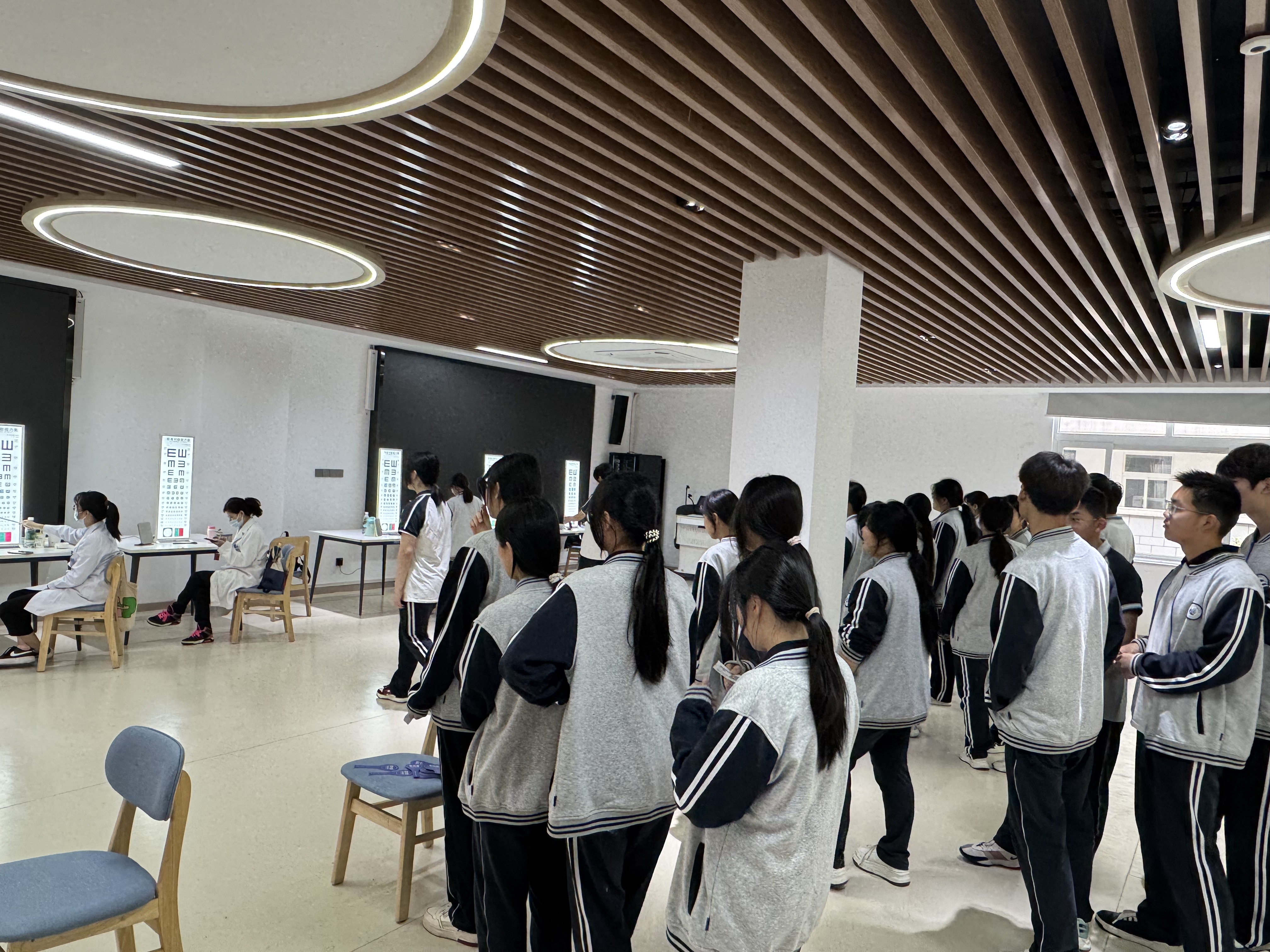 守护 “睛” 彩视界,共筑光明未来 | 我校顺利完成 2025 年春季视力筛查工作