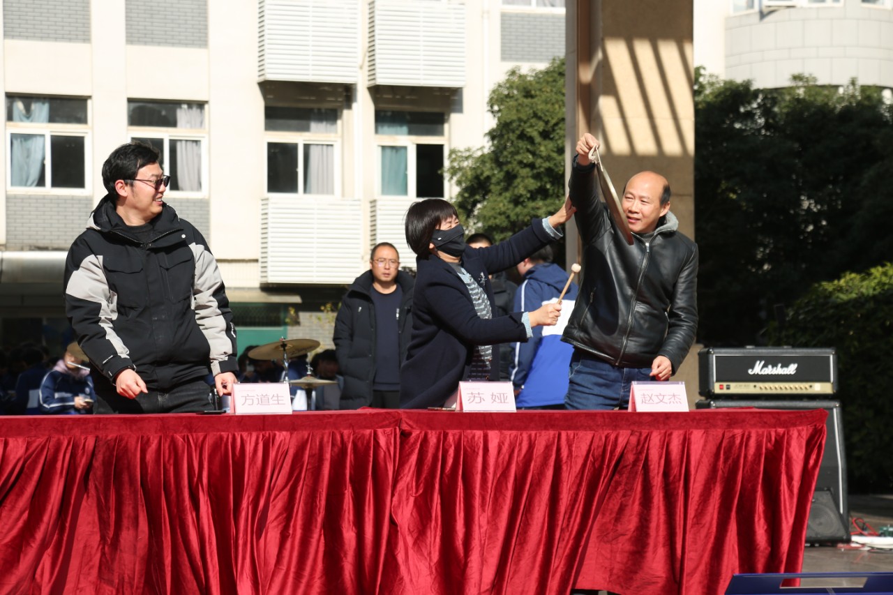 3. 敲锣.jpg