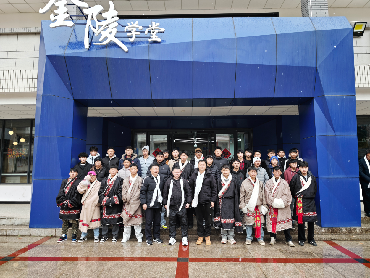 情暖除夕,爱满校园 ——市区教育局领导亲切慰问留校西藏班学生。