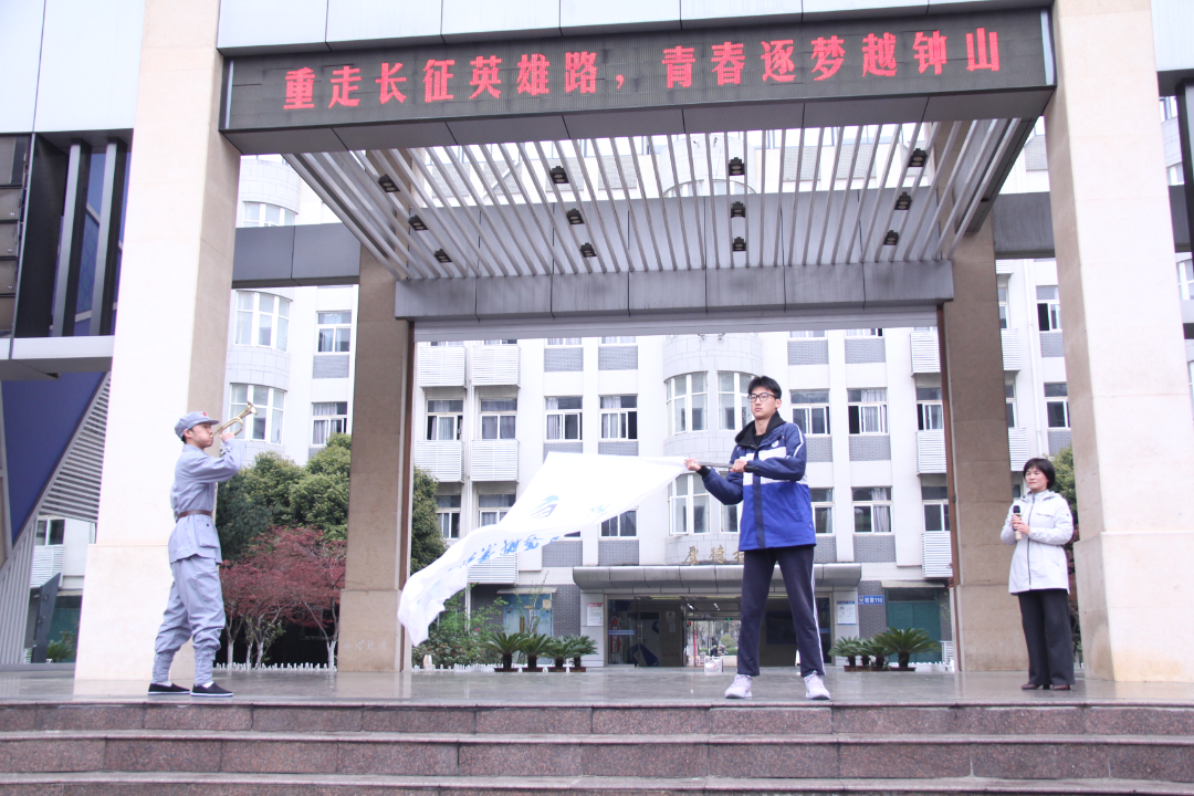 4. 苏校授旗.png